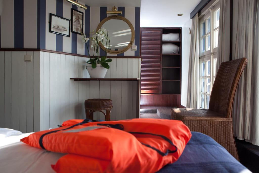 Boat Hotel De Barge Brugge Rom bilde